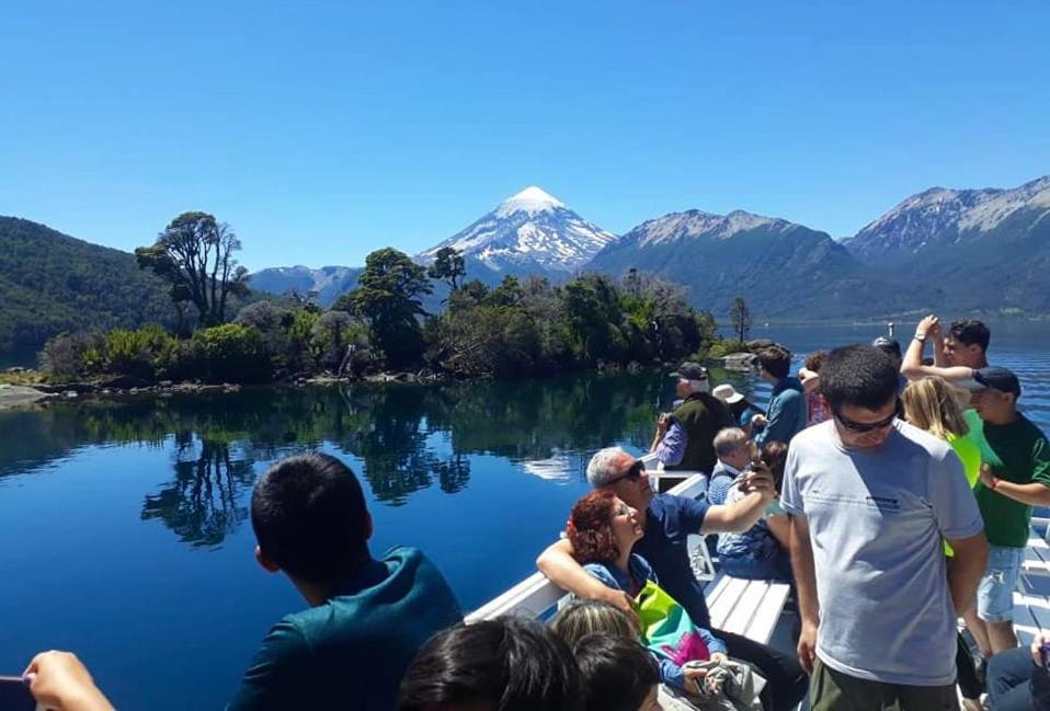 Frente Al Huechulafquen Y Volcan Lanin * Junin de los Andes
