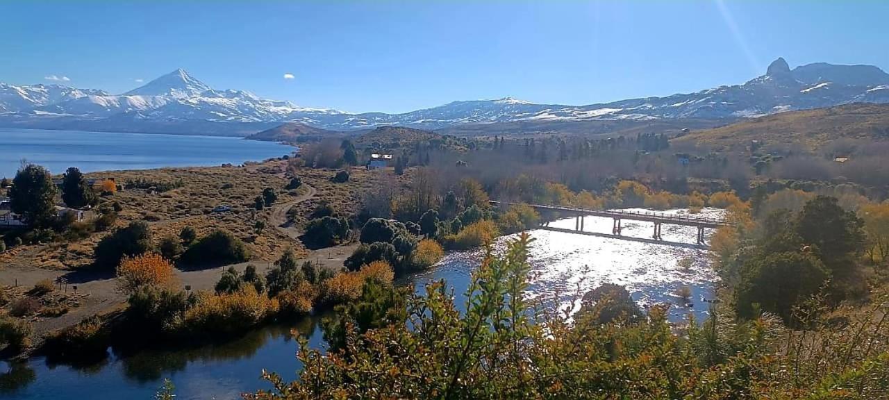 Frente Al Huechulafquen Y Volcan Lanin