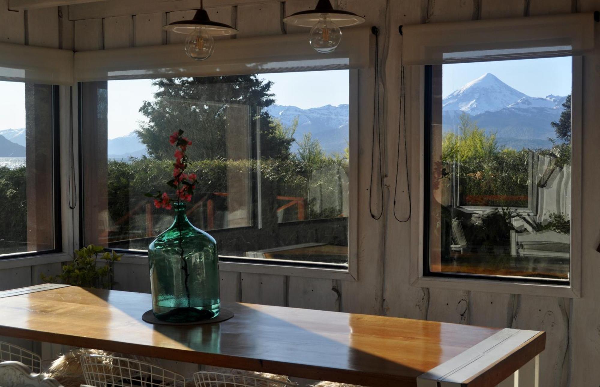 Frente Al Huechulafquen Y Volcan Lanin Chalet